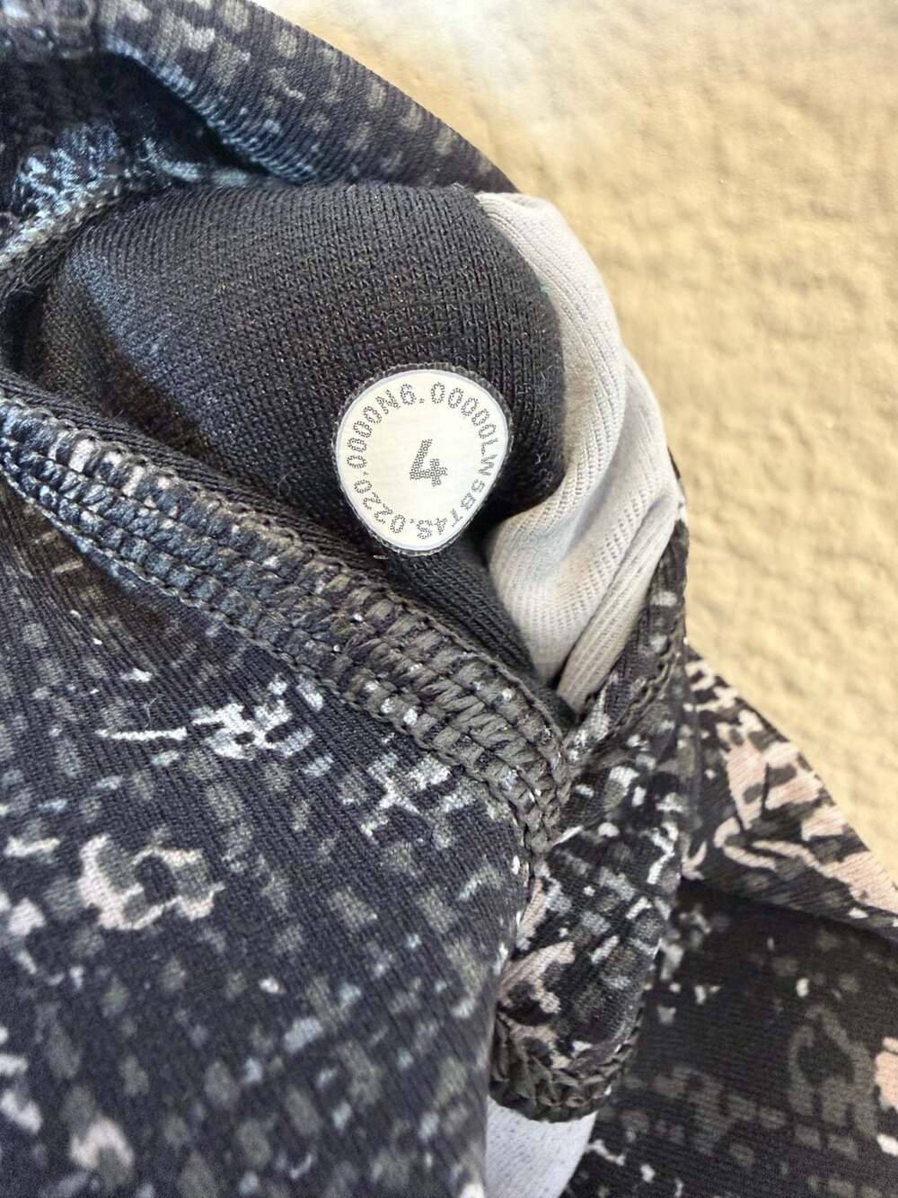 Lululemon Align High-Rise Pant 25" in Black/White Micro Grid Mosaic Print Size 4 - Picture 4 of 4